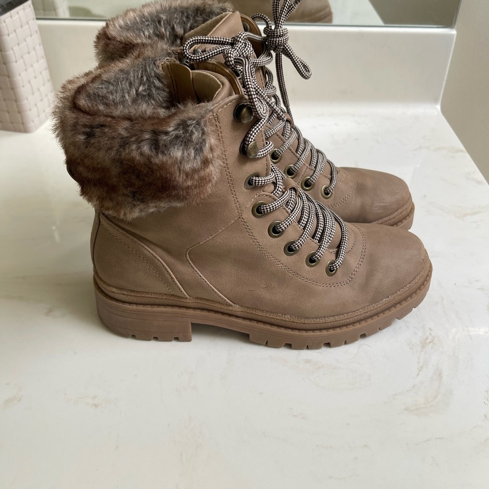 Universal Thread Fur Lined Combat Boot Size 7